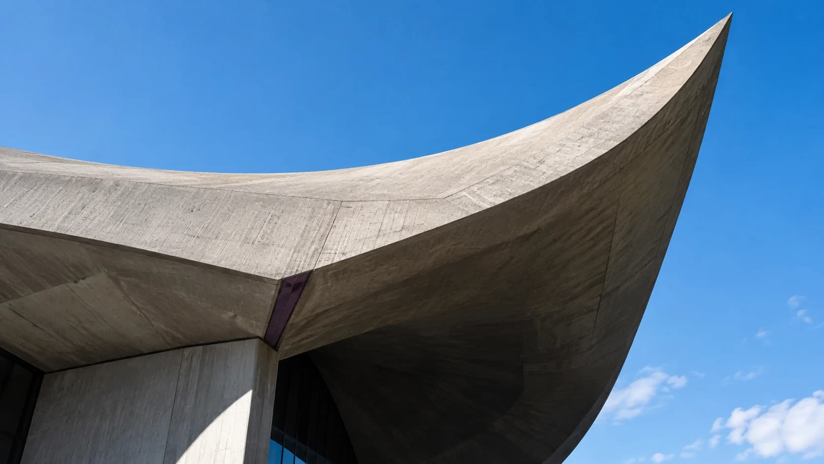 Cobertura de concreto com uma curva projetada contra o céu